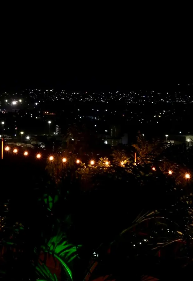 Vista nocturna de Santa Marta desde el mirador